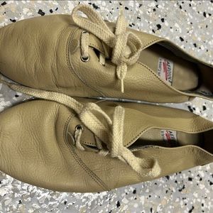 Comfy size 6 leather Aerosole flats
